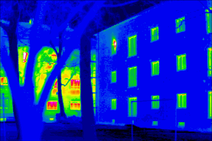 Thermogram contrasing well- and poorly-insulated housing. Credit: Passivhaus Institut, CC BY-SA 3.0, via Wikimedia Commons (cropped)
